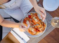 ホテルの敷地内または近くでの食事または食べ物