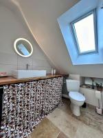 A bathroom at La jolie Maison de Marie - Clim &amp; Terrasse - Meyssac