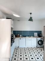 Kuchy&#x148;a alebo kuchynka v ubytovan&iacute; Appartement avec balcon