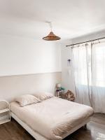Poste&#x13E; alebo postele v izbe v ubytovan&iacute; Appartement avec balcon