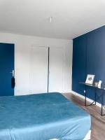 Poste&#x13E; alebo postele v izbe v ubytovan&iacute; Appartement avec balcon