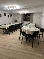 una fila de mesas en una habitación con sillas negras en Hôtel Comme chez soi, en Jas