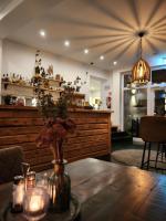 een eetkamer met een tafel met een vaas met bloemen bij Boutique Hotel Marielle in Bad Münstereifel