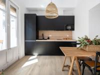 A kitchen or kitchenette at Bright and Elegant Gran Via apartments