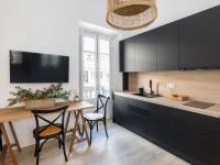 A kitchen or kitchenette at Bright and Elegant Gran Via apartments