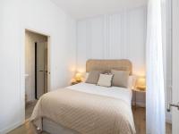 A bed or beds in a room at Bright and Elegant Gran Via apartments