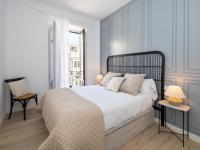 A bed or beds in a room at Bright and Elegant Gran Via apartments