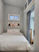 Seochon Secret Cave Houseにあるベッド