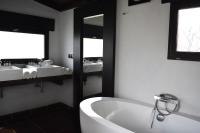 ein Badezimmer mit zwei Waschbecken und einer Badewanne in der Unterkunft MAS MLS in Saintes-Maries-de-la-Mer