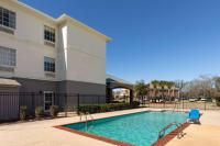 una piscina frente a un edificio en La Quinta by Wyndham Houma, en Houma