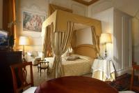 A bed or beds in a room at Hotel Villa Cornér Della Regina