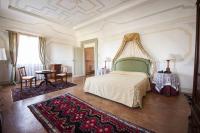 A bed or beds in a room at Hotel Villa Cornér Della Regina