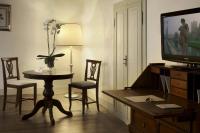A television and/or entertainment centre at Hotel Villa Cornér Della Regina