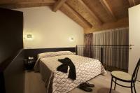A bed or beds in a room at Hotel Villa Cornér Della Regina