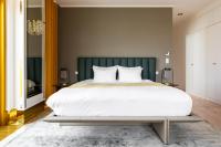 Schlafzimmer mit einem großen Bett mit einem grünen Kopfteil in der Unterkunft Casino 2000 - Adult Guests Only in Mondorf-les-Bains