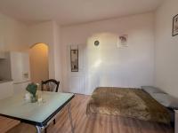 a small room with a bed and a table at Charmant Studio avec Balcon in Perpignan