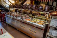 康塞普西翁HOTEL ALONSO DE ERCILLA的摆满锅碗瓢盆和食物的自助餐台