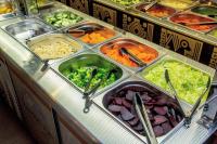 康塞普西翁HOTEL ALONSO DE ERCILLA的摆满各种蔬菜和食物的自助餐