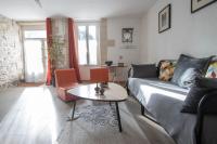 sala de estar con sofá y mesa en Appartement Les Cyprès de l’Île, en Aviñón