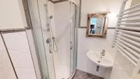 a bathroom with a shower and a sink at Résidence La Piscine - 3 Pièces pour 6 Personnes 261 in Menton