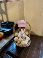 阿尔哈姆拉بيت نُزل السلام التراثي Bait Salam Inn的冰箱顶上放着一篮鸡蛋。