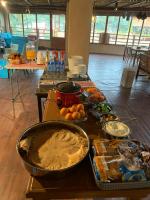 阿尔哈姆拉بيت نُزل السلام التراثي Bait Salam Inn的桌子上摆满了食物