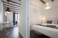 Postel nebo postele na pokoji v ubytování Tendency Apartments - Sagrada Familia
