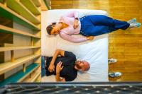 Un hombre y una mujer acostados en una cama en The People - Strasbourg, en Estrasburgo