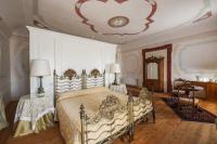 A bed or beds in a room at Hotel Villa Cornér Della Regina