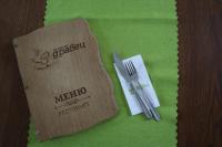 Una servilleta de madera con un tenedor y un cuchillo sobre una mesa. en Eco complex Zdravets near Varna, en Zdravets