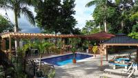 una piscina con pérgola y un complejo en Villas In Sueño, en Manuel Antonio