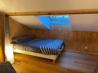 Een bed of bedden in een kamer bij Beau Duplex, au bord du lac Saint-Point