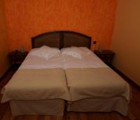 A bed or beds in a room at Hotel Boutique El Convento de Mave
