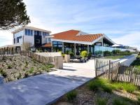 une maison avec une clôture devant elle dans l&#39;établissement La Grande Terrasse Hotel&amp;Spa La Rochelle MGallery Hotel Collection, à Châtelaillon-Plage