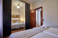 Postel nebo postele na pokoji v ubytování BBarcelona Gaudí Avenue Flat