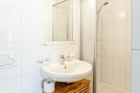 A bathroom at Gästehaus Brugger