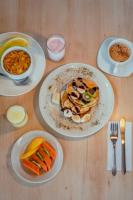 Una mesa con platos de comida para el desayuno. en UMA Suites Chia, en Chía