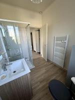 a bathroom with a sink and a mirror at Appartement Sabatier T4 avec terrasse et jardin in Carcassonne