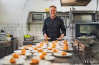 Jídlo v hotelu nebo okolí