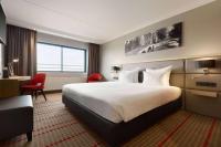 Ramada by Wyndham Amsterdam Airport Schipholにあるベッド