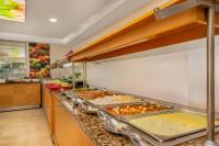 een grote keuken met veel dienbladen eten bij Arsi Blue Beach Hotel in Alanya