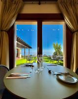 mesa de comedor con vistas al océano en Hotel Alta Montaña, en Vilaflor