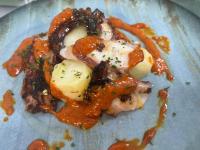 un plato de comida con verduras y salsa en Hotel Alta Montaña, en Vilaflor