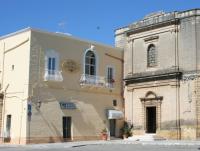 un edificio frente a una iglesia en Hotel Castello, en Mesagne
