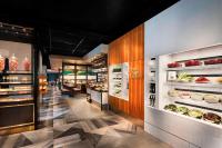 シンガポールにあるJW Marriott Hotel Singapore South Beachの食品の棚が並ぶパン屋の店内