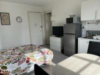 a small room with a bed and a kitchen at Studio meublé et lumineux 20m2 in Vittel