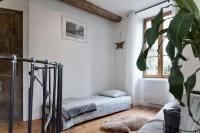 a room with a bed and a plant in it at Maison et appartement attenant pour 10 personnes avec terrasse, cour et parking in Pau