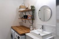 a bathroom with a sink and a washing machine at Maison et appartement attenant pour 10 personnes avec terrasse, cour et parking in Pau