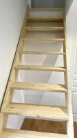 a wooden shelf in a room with a wall at Maison et appartement attenant pour 10 personnes avec terrasse, cour et parking in Pau