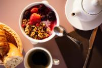 einen Tisch mit einer Schale Obst und einer Tasse Kaffee in der Unterkunft L'Escale Occitane in Alzonne